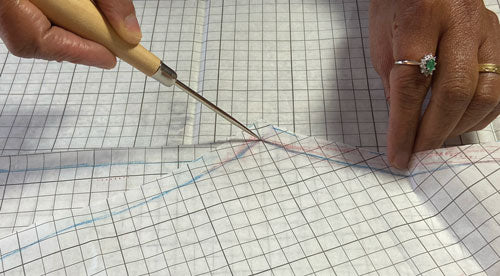 Mesure précise de l'emmanchure du col roulé