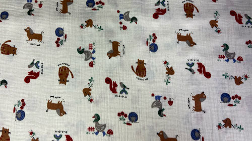 Tissu coton double gaze gaufrée Caket écru/Camel, motifs chiens, chats, écureuils oiseaux,