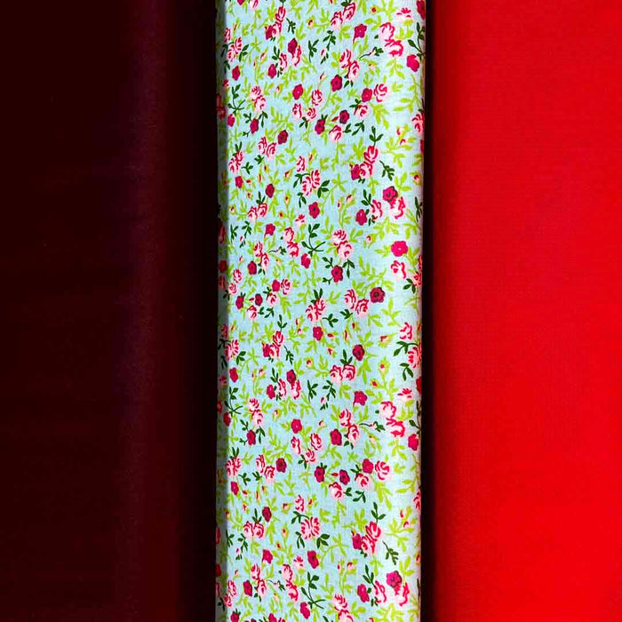 Tissu coton vert petites fleurs roses et rouges