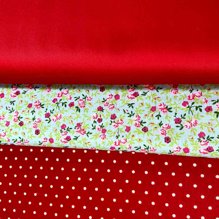 Tissu coton vert petites fleurs roses et rouges