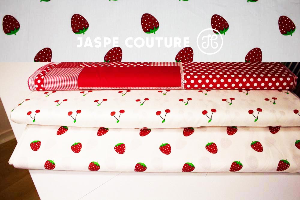 Tissu coton blanc motifs fraises,